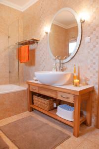 uma casa de banho com um lavatório e um espelho em Fabulous Beach House on the Atlantic no Baleal
