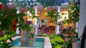 uma casa com piscina no meio de um quintal em Casa Murillo Hotel em San Juan del Cesar