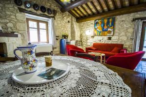 a room with a table with a vase on it at AGRITURISMO Case Catalano in Abbateggio