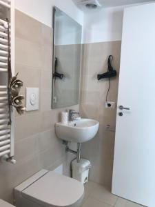ヴィーコ・エクエンセにあるcasa Francyのバスルーム(洗面台、トイレ、鏡付)