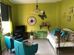 a living room with green walls and blue chairs at Ferienwohnungen Perlina Karpat in Bernkastel-Kues