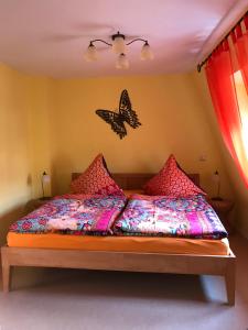 ein Schlafzimmer mit einem Bett mit Schmetterlingen an der Wand in der Unterkunft Ferienwohnungen Perlina Karpat in Bernkastel-Kues