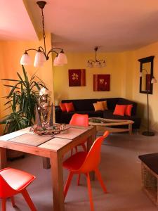 ein Wohnzimmer mit Tisch und Stühlen und einer Couch in der Unterkunft Ferienwohnungen Perlina Karpat in Bernkastel-Kues