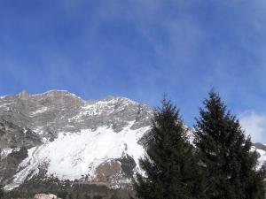 Vista generica sulle montagne o vista sulle montagne dall'interno dell'appartamento