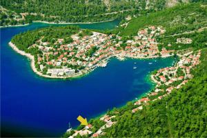 una vista aérea de una pequeña ciudad junto a un lago en Apartments Marija, en Brna