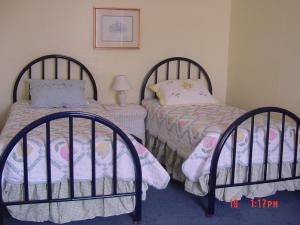 two twin beds in a room with at First floor, 2 bedrm 2 bath, sleeps 6, Parking available, walk to Beach & Shop in Cape May