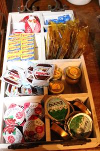 una scatola piena di diversi tipi di alimenti su un tavolo di B&B Koetshuis a Bruges