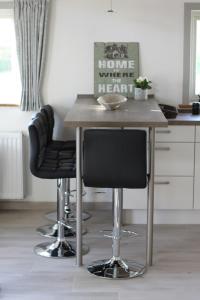 una mesa de cocina con 2 sillas y un cartel en ella en Ferienwohnung am Elbdeich, en Bleckede