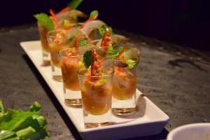 une rangée de petits verres de nourriture sur une assiette dans l'établissement Nubdao Resort&Restaurant, à Nong Prue