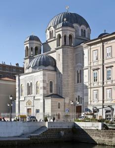 un grande edificio con due cupole sopra di Le Cupole di Trieste a Trieste