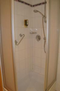 ein Bad mit einer Dusche und einer Glastür in der Unterkunft Ferienwohnung Hofer in Schwangau