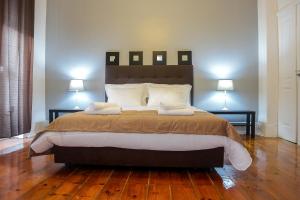 una camera con un grande letto con due lampade di My Home Lisbon a Lisbona