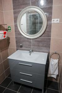 bagno con lavandino e specchio di My Home Lisbon a Lisbona