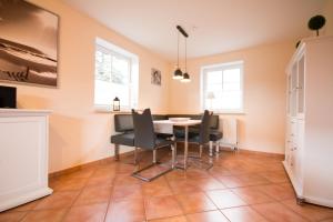 a dining room with a table and chairs at Haus Lotte in Garding