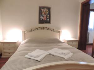 a bedroom with a bed with two towels on it at Appartamento San Marco in Venice