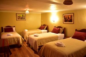 Giường trong phòng chung tại Kuska Hostal