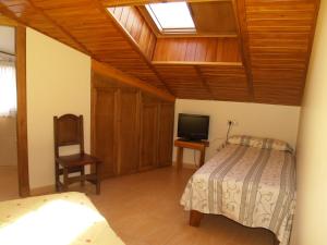 Televízia a/alebo spoločenská miestnosť v ubytovaní Hostal Tribal