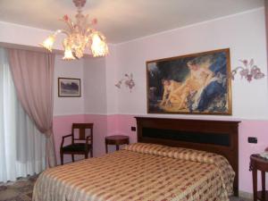 Rúm í herbergi á Hotel U' Bais