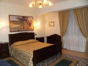 Rúm í herbergi á Hotel U' Bais
