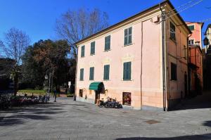 un groupe de motos garées à côté d'un bâtiment dans l'établissement Levanto Rentals, à Levanto