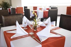 Um restaurante ou outro lugar para comer em Qorianka Hotel