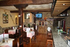 Televízia a/alebo spoločenská miestnosť v ubytovaní Hostal Tribal