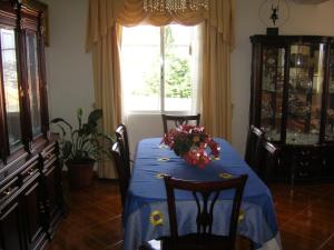 a dining room with a blue table with flowers on it at Residencia ANA Piso Um 1 in Santa Cruz