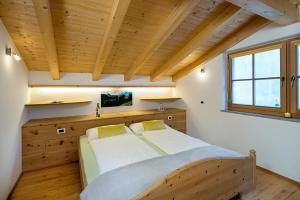 ナトゥルノにあるOberversant Hofの木製の天井の客室で、ベッドルーム1室(大型ベッド1台付)