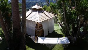 een luchtzicht op een hangmat in een resort bij Villa Panoramica in Menton