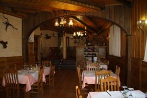 Reštaurácia alebo iné gastronomické zariadenie v ubytovaní Hostal Tribal