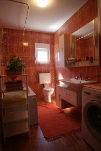 a bathroom with a sink and a toilet and a window at Raj Muraj Ferienappartement in Kornić
