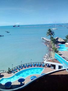 - Vistas a un complejo con piscina y al océano en Flat Na Praia Mucuripe, en Fortaleza