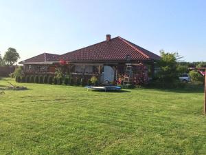 ein Haus mit einem Hof davor in der Unterkunft Dolina nad stawem - Domek Machowino in Ustka
