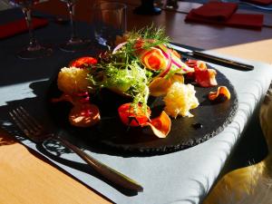 een zwart bord eten op een tafel bij Hôtel La Grande Lanière in Les Gets