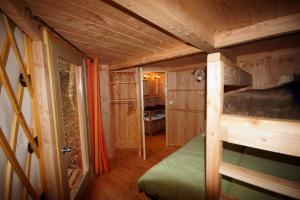 アルバにあるLes Hauts d'Albasのキャビン内の二段ベッド1台が備わる小さな客室です。