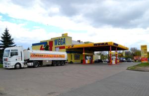 チェンストホヴァにあるNoclegi Wegaのガソリンスタンド前に停車する半トラック