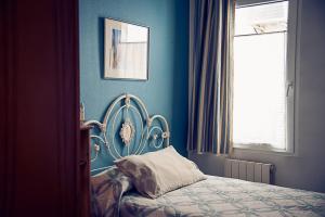 A bed or beds in a room at Hostal Goya II