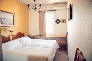 A bed or beds in a room at Hostal Goya II