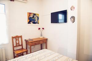 A television and/or entertainment centre at Hostal Goya II
