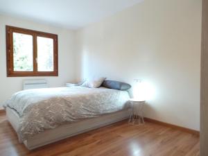 EnveitgにあるEnveitgの白いベッドルーム(窓付きのベッド付)