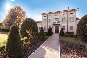 a large house with trees in front of it at B&B Residence il Ciliegio , Via Villa Superiore 93 Luzzara in Luzzara