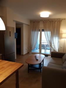ein Wohnzimmer mit Sofa und Tisch in der Unterkunft Τhe Diamond in Néa Péramos