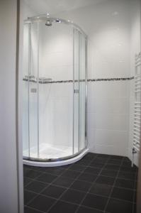 a glass shower in a bathroom with a tiled floor at Haisthorpe Guest House in Windermere +59 photos