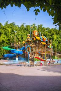 a large water park with a water slide at Rio Quente Resorts - Eco Chalés in Rio Quente