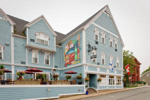 um edifício azul com uma pintura ao lado dele em Lunenburg Arms Hotel em Lunenburg