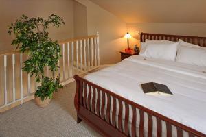 Säng eller sängar i ett rum på Lunenburg Arms Hotel