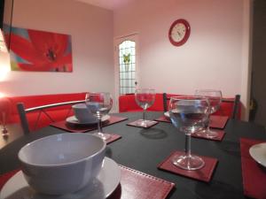 una mesa con copas de vino encima en Walthall Place by SG Property Group en Crewe