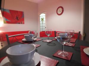 Una mesa con copas de vino encima. en Walthall Place by SG Property Group, en Crewe