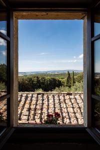 モンテリッジョーニにあるAgriturismo Biologico Ebbioの屋根の景色を望む窓