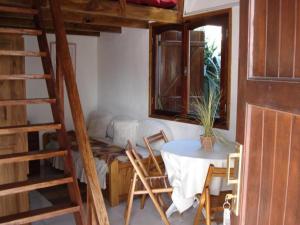 Habitación con litera, mesa y sillas. en Hotel Boutique America, en Miramar